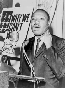 113_mlk_at_a_press_conference